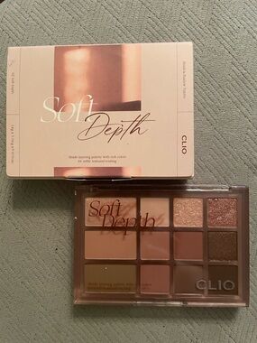 Clio Soft Depth Eyeshadow Palette - Peach, Pink & Bronze Mix
